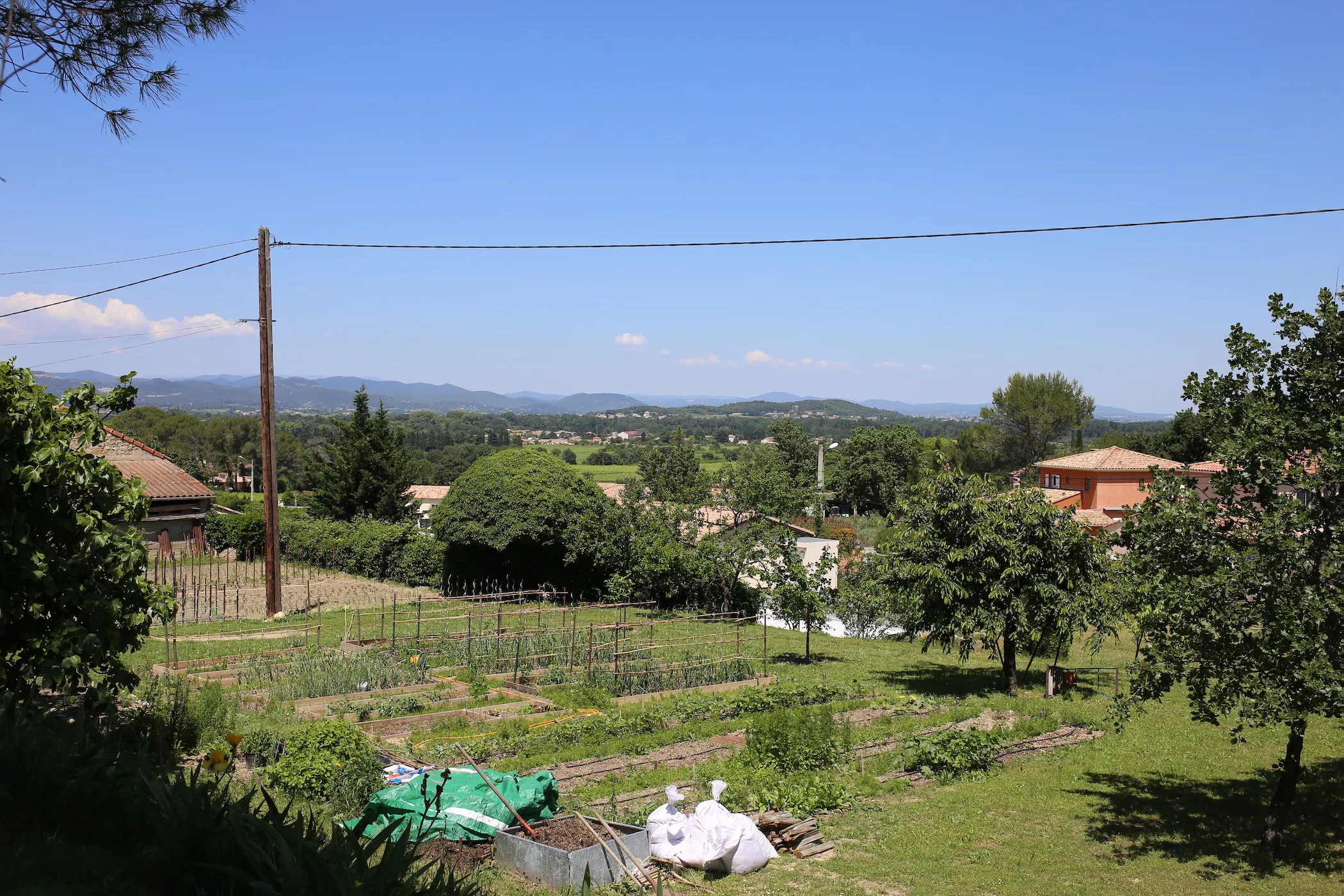 Vue des mas du chemin de la Salée